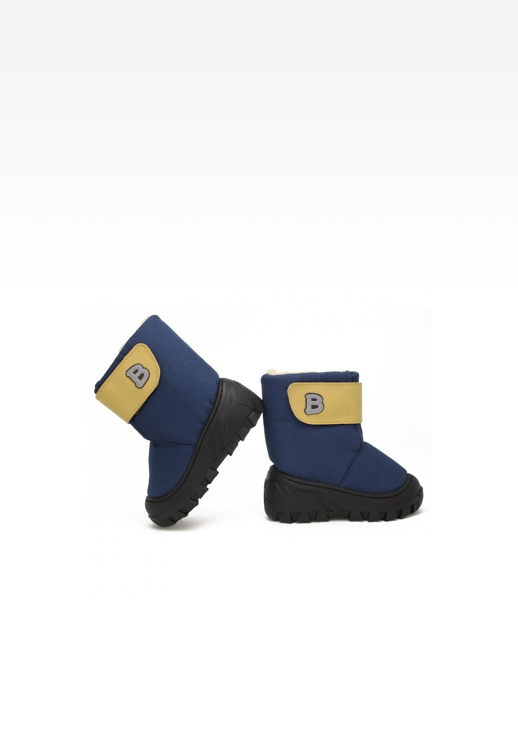 Granatowe śniegowce dziecięce Bartek 11479015 z żółtymi elementami i logo B, zapinane na rzep, z grubą, czarną podeszwą, idealne na zimę dla chłopców.