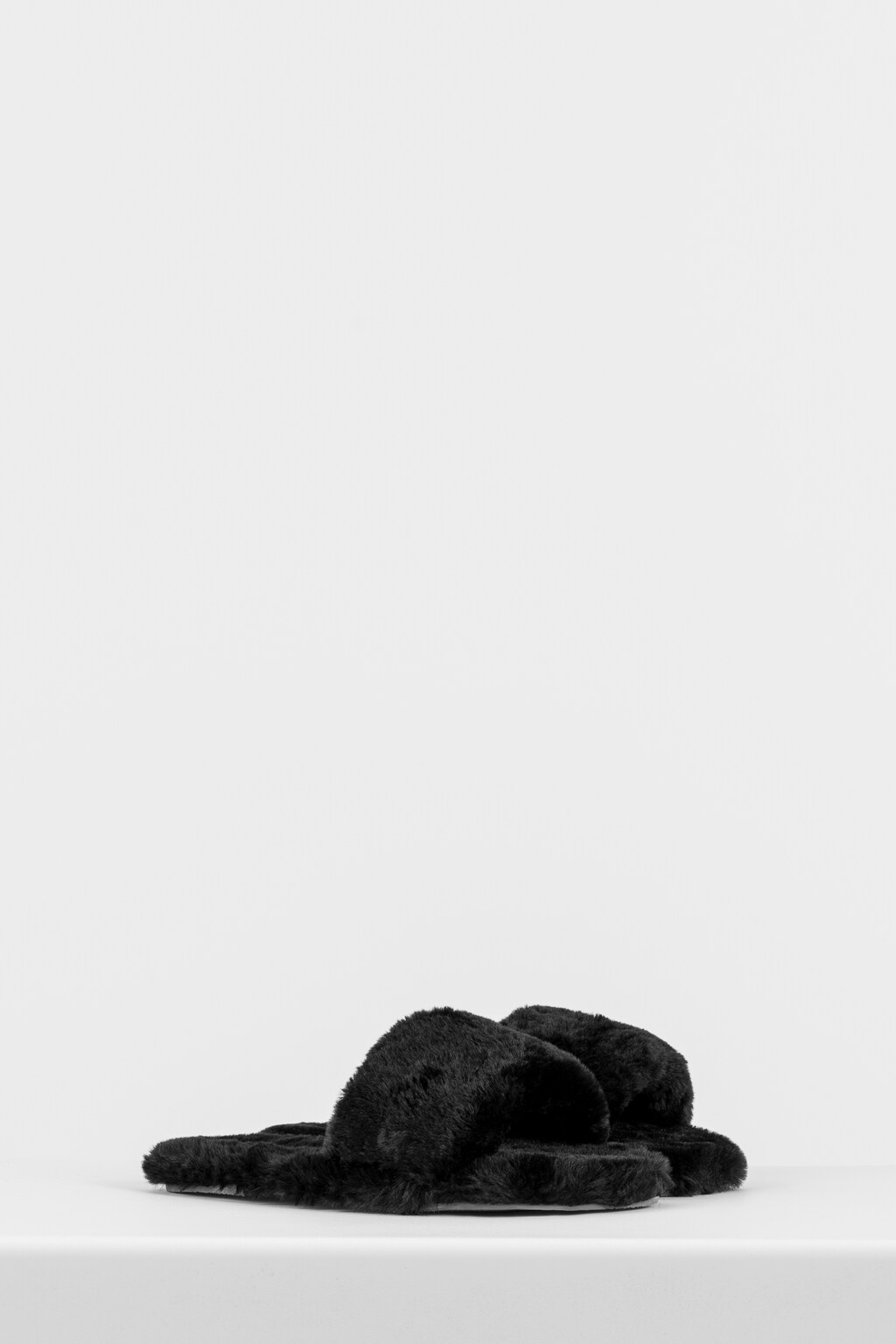 WJS puchate czarne kapcie na płaskiej podeszwie WJS39007-11 Widok 2