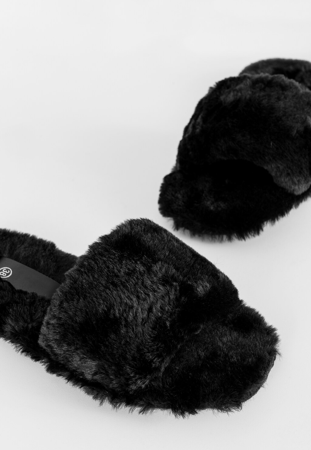 WJS puchate czarne kapcie na płaskiej podeszwie WJS39007-11 Widok 3