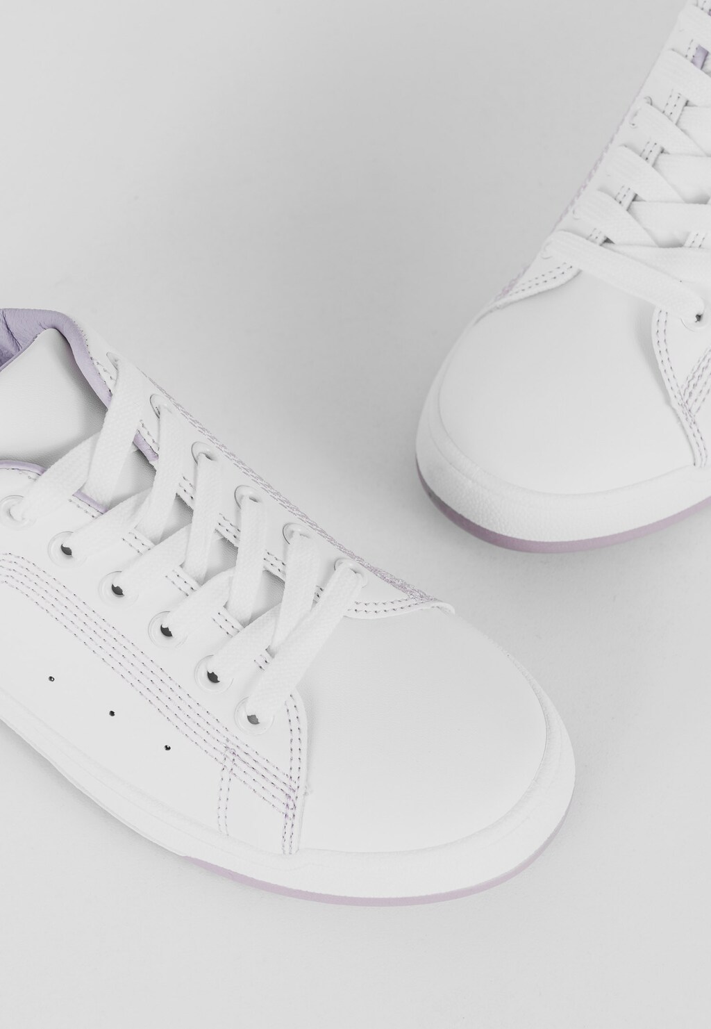 WJS białe sneakersy damskie z fioletowymi wstawkami WJS64071-56 Widok 4