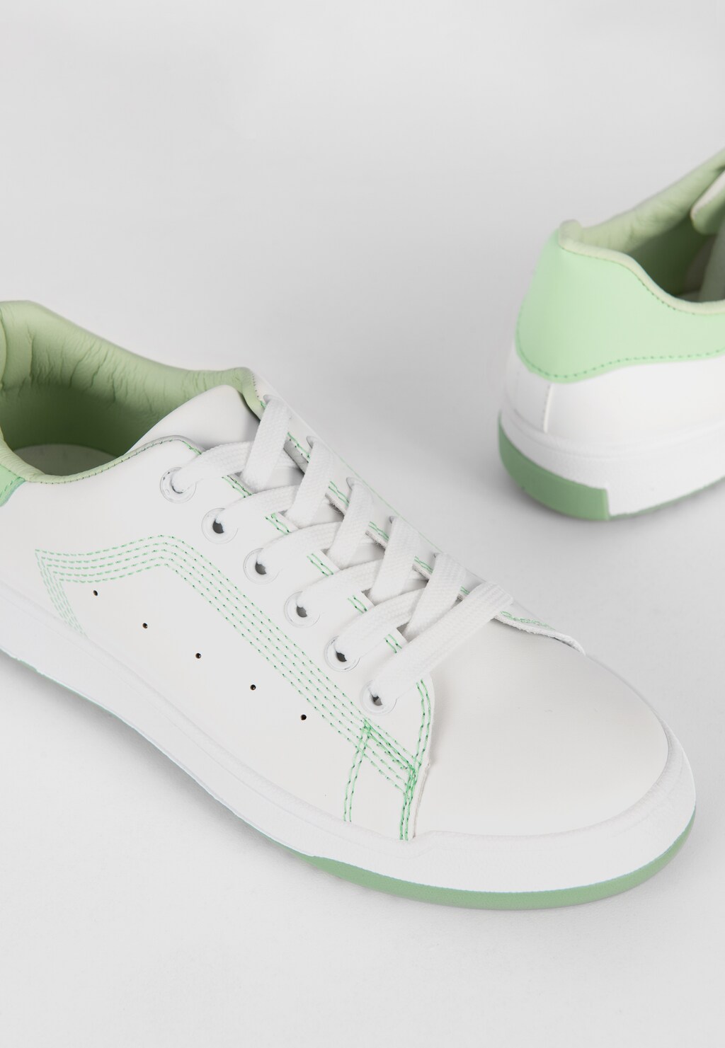 WJS białe sneakersy damskie z miętowymi akcentami WJS64071-57 Widok 4