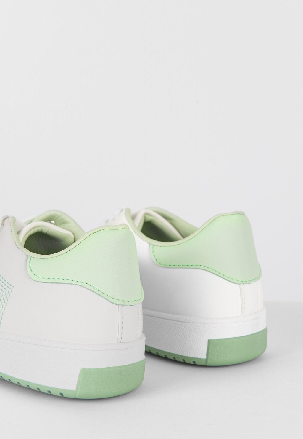 WJS białe sneakersy damskie z miętowymi akcentami WJS64071-57 Widok 5