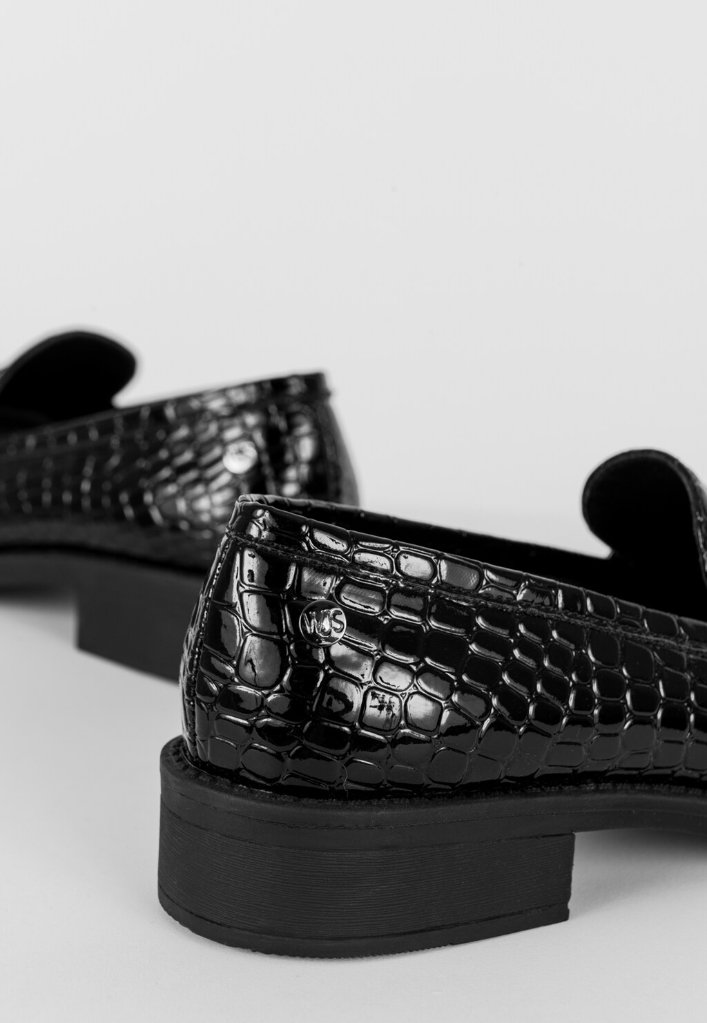 WJS czarne mokasyny damskie z tłoczeniem w skórę krokodyla WJS70006-31 Widok 3