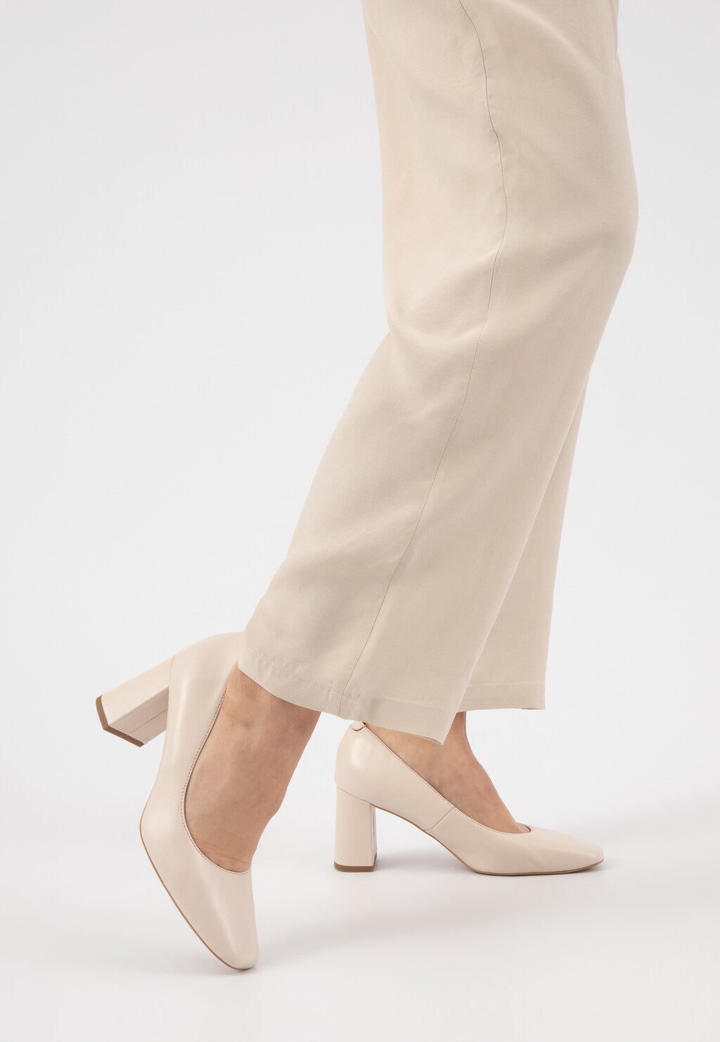 Delikatne czółenka damskie na słupku w kolorze beżowym 35074-54 Widok 9