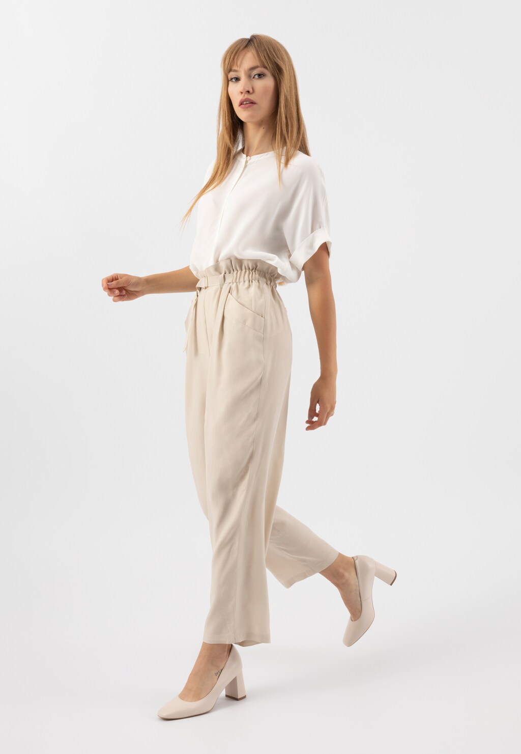 Delikatne czółenka damskie na słupku w kolorze beżowym 35074-54 Widok 1