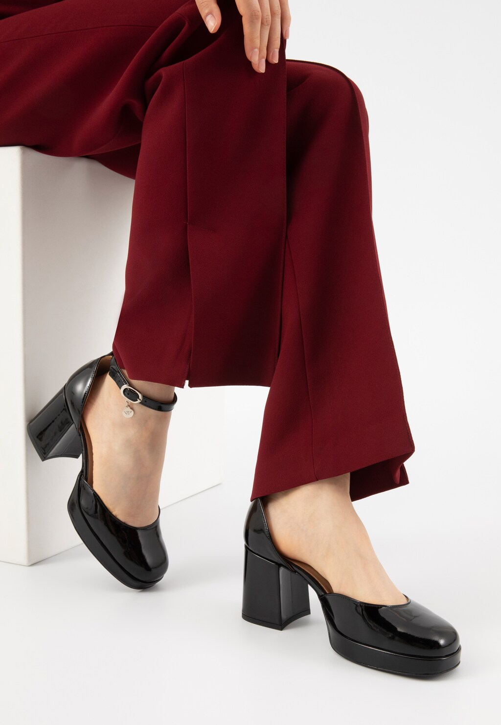 Svieži vánok do outfitu s čiernymi lodičkami s remienkom 35084-31 Widok 9