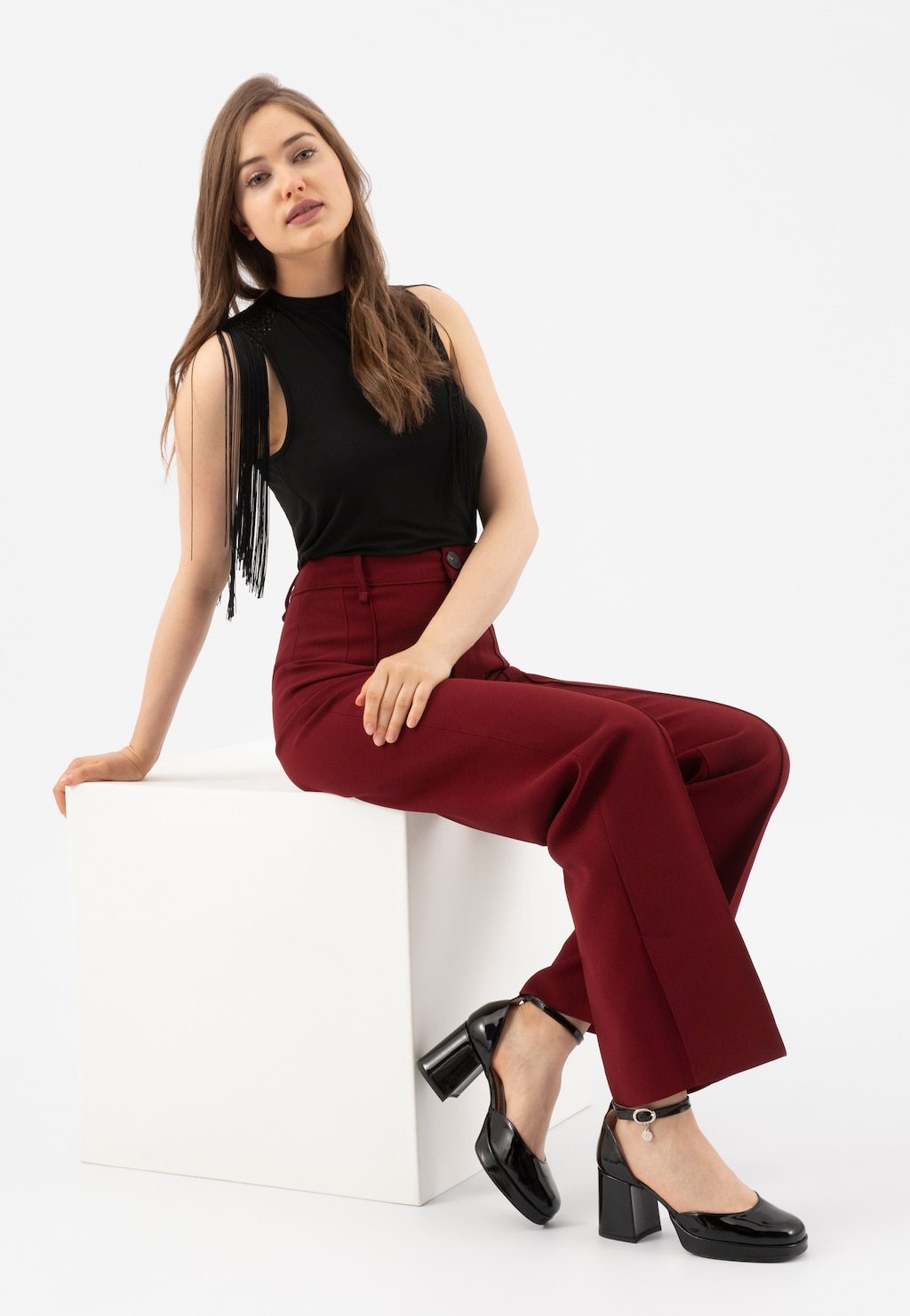 Svieži vánok do outfitu s čiernymi lodičkami s remienkom 35084-31 Widok 1