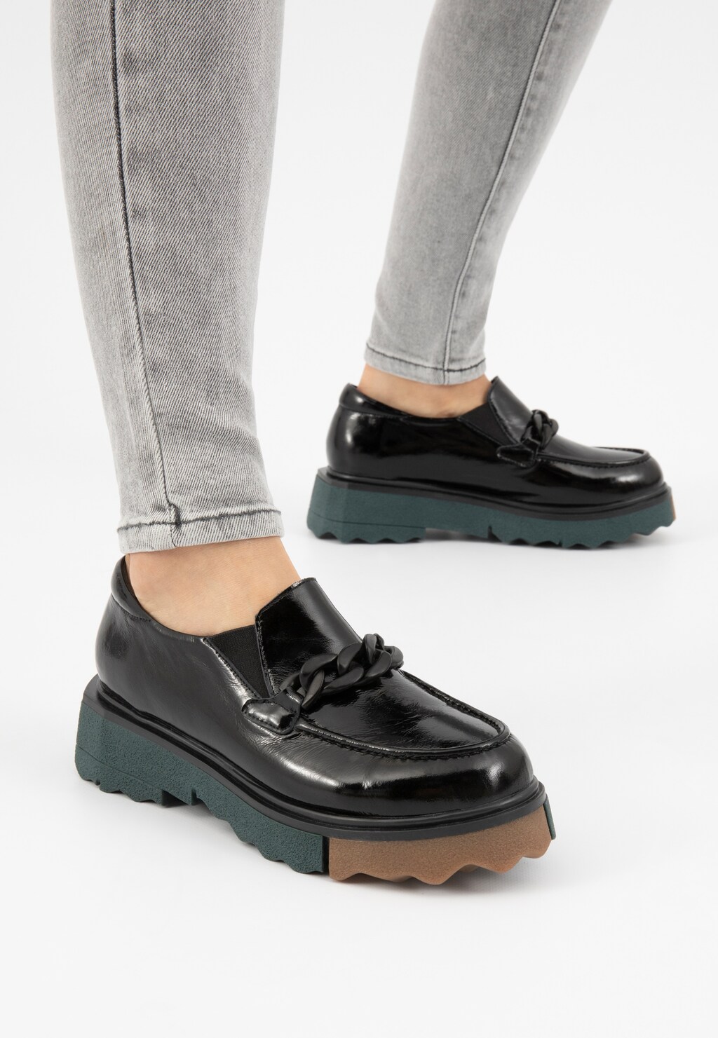 Oryginalne czarne mokasyny damskie z kolorową podeszwą 46177-31 Widok 9