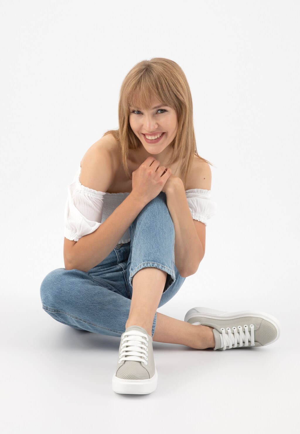 Szare trampki damskie na białej platformie 46180-50 Widok 7