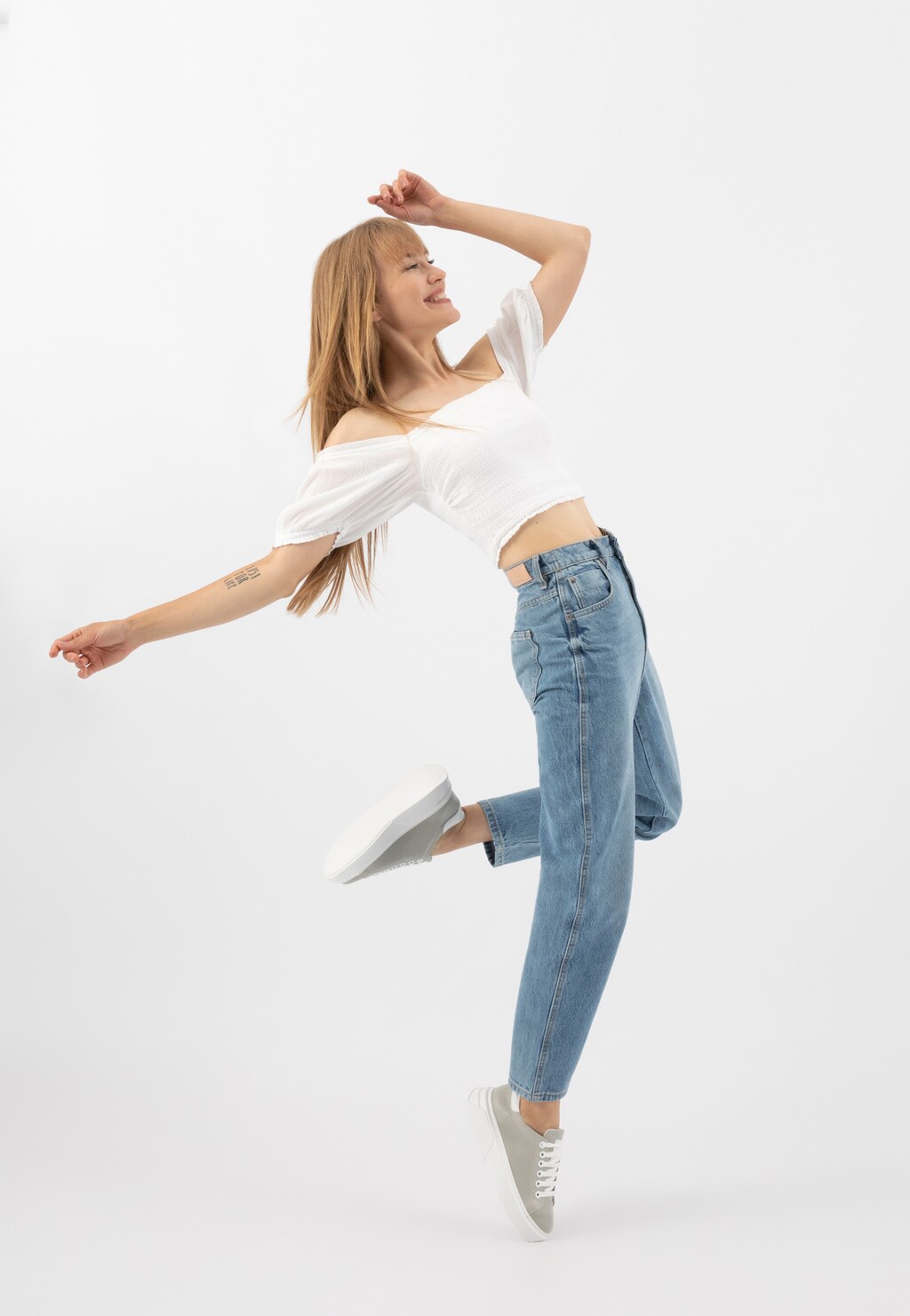 Szare trampki damskie na białej platformie 46180-50 Widok 8