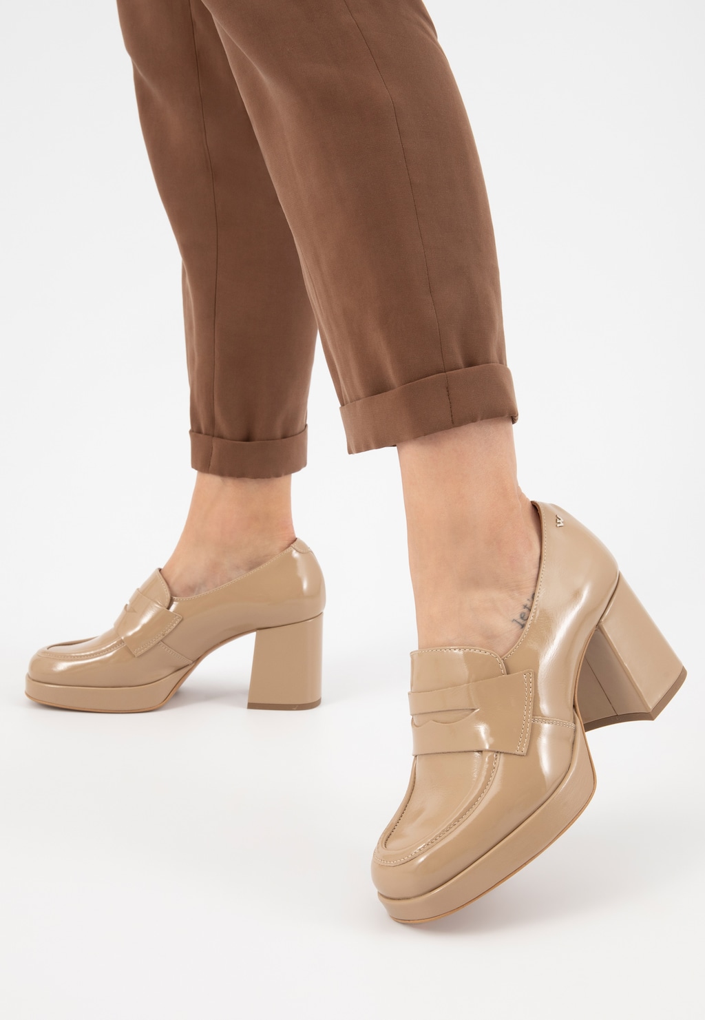 Béžové mokasíny dámske z lakovanej kože na podpätku 46183-34 Widok 7