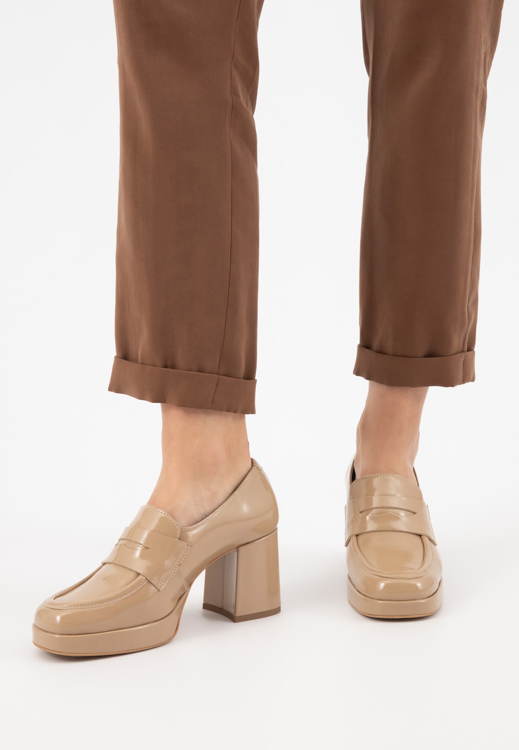 Béžové mokasíny dámske z lakovanej kože na podpätku 46183-34 Widok 8