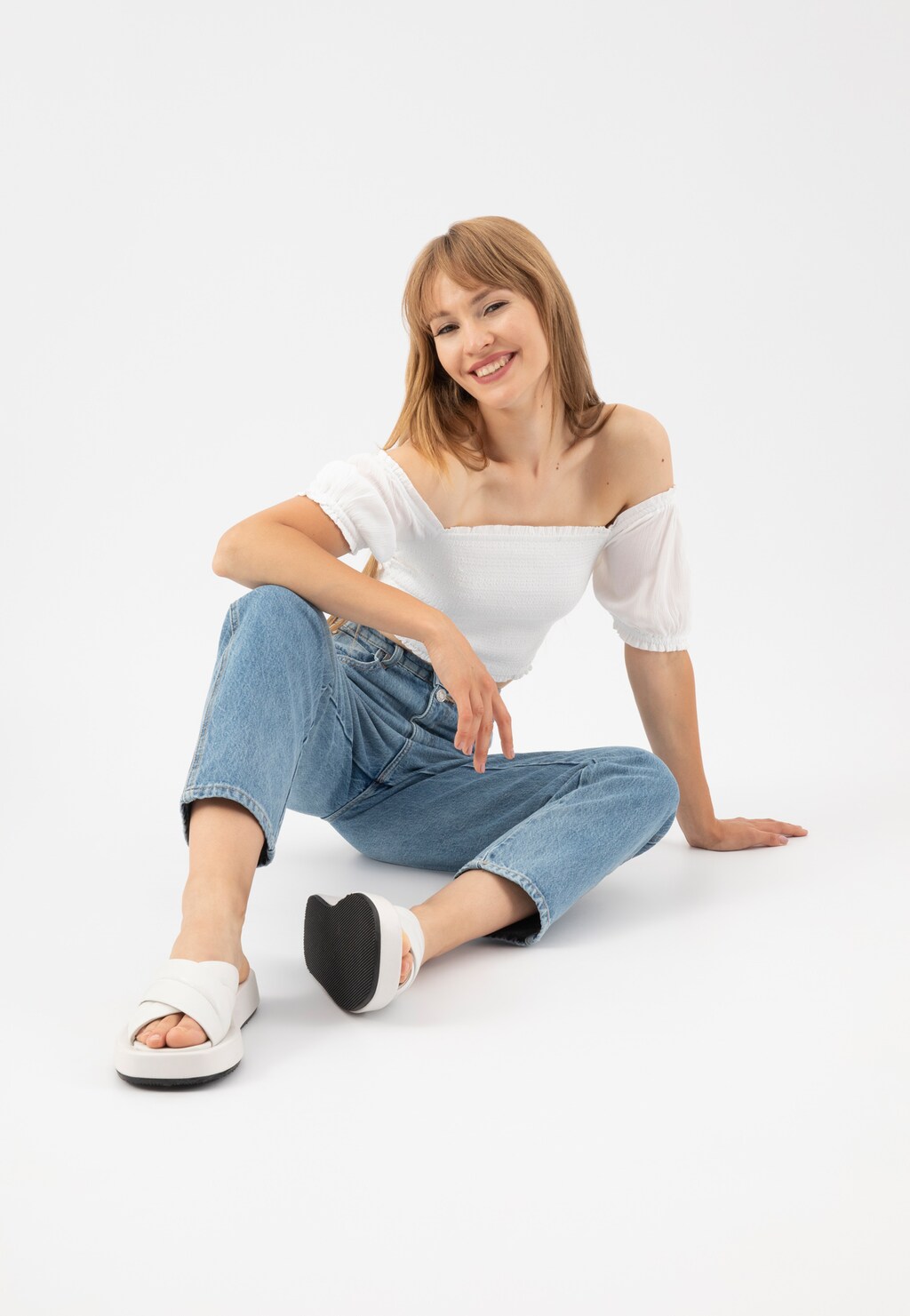 Białe klapki damskie na platformie z kontrastową podeszwą 74041-59 Widok 7