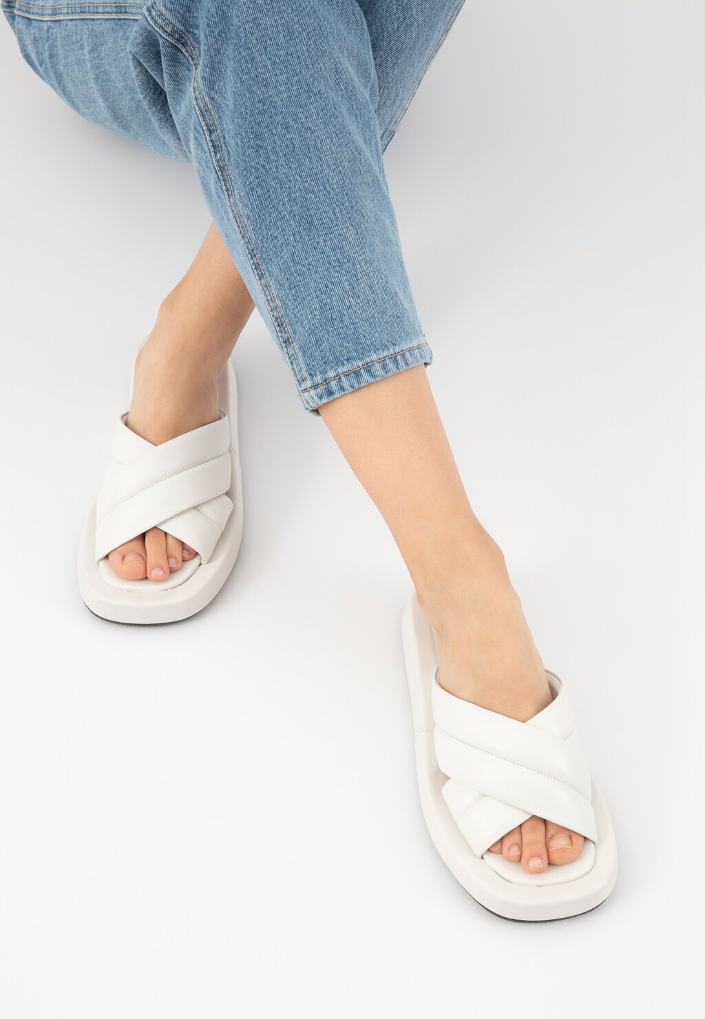 Białe klapki damskie na platformie z kontrastową podeszwą 74041-59 Widok 8