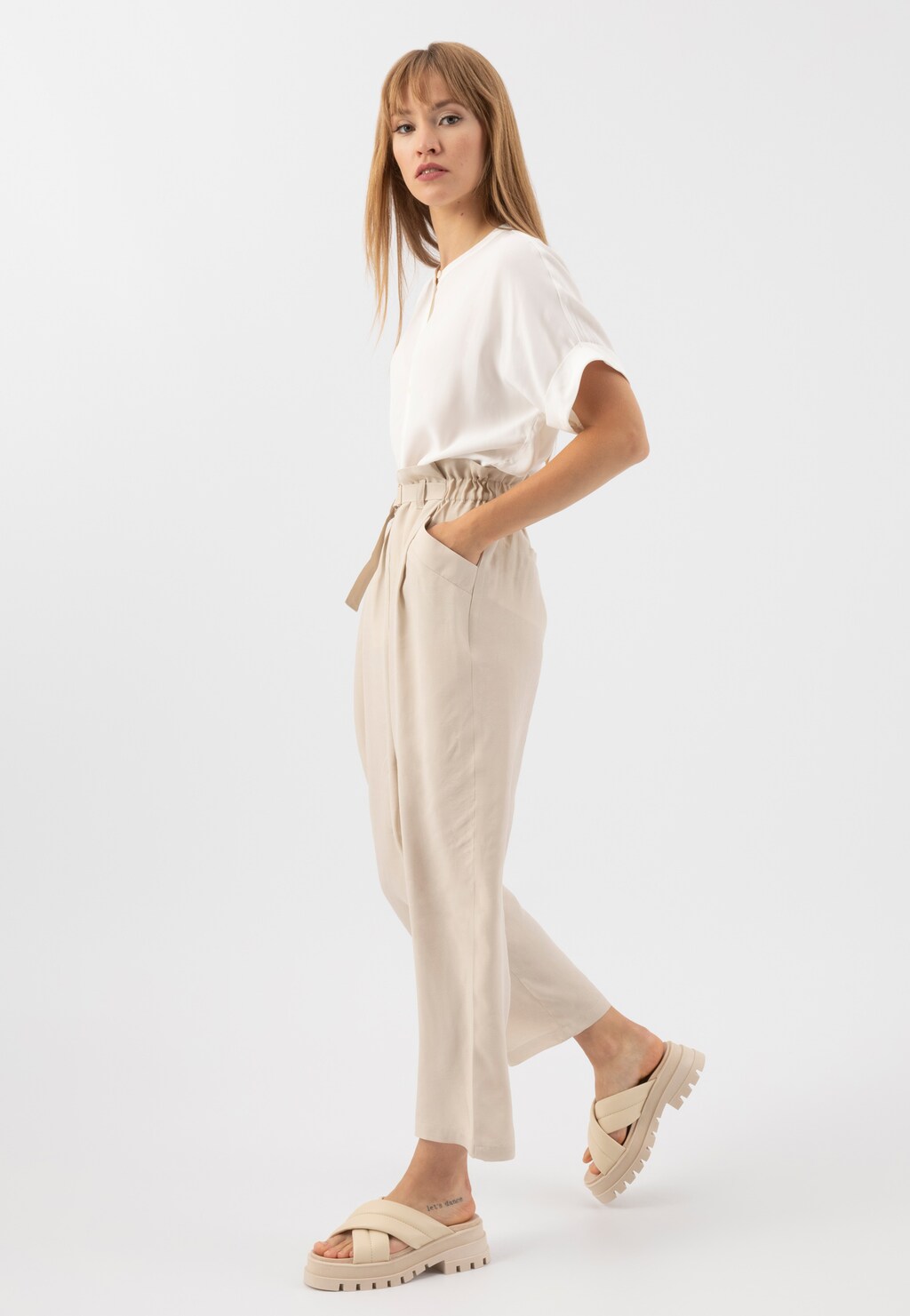 Beżowe masywne klapki damskie ze skóry licowej 74068-54 Widok 7