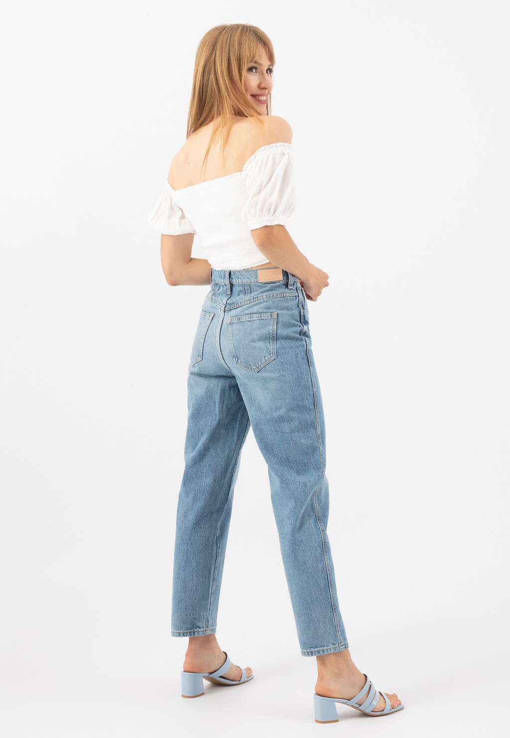 Niebieskie klapki damskie na słupku z kwadratowym noskiem 74071-56 Widok 9