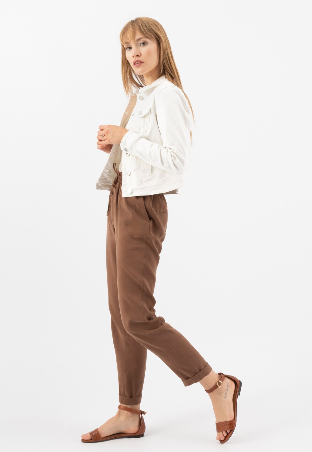 Jasnobrązowe sandały damskie z zakrytą piętą 76007-53 Widok 7