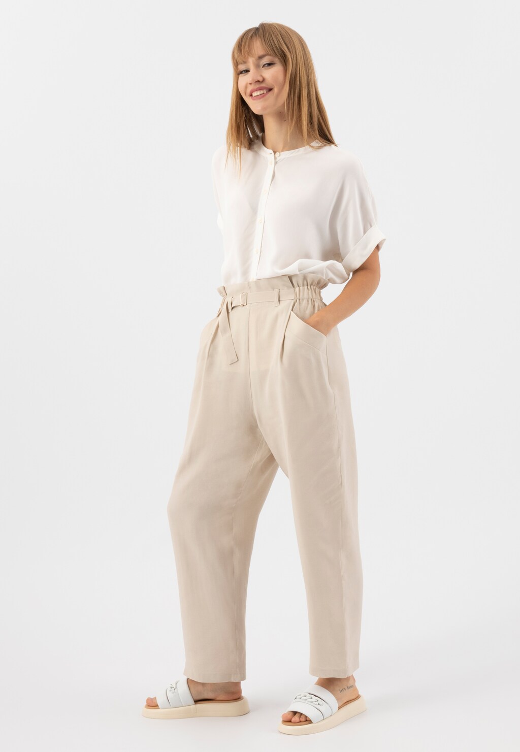 Białe klapki damskie z ozdobnym łańcuszkiem i beżową podeszwą 74084-59 Widok 7