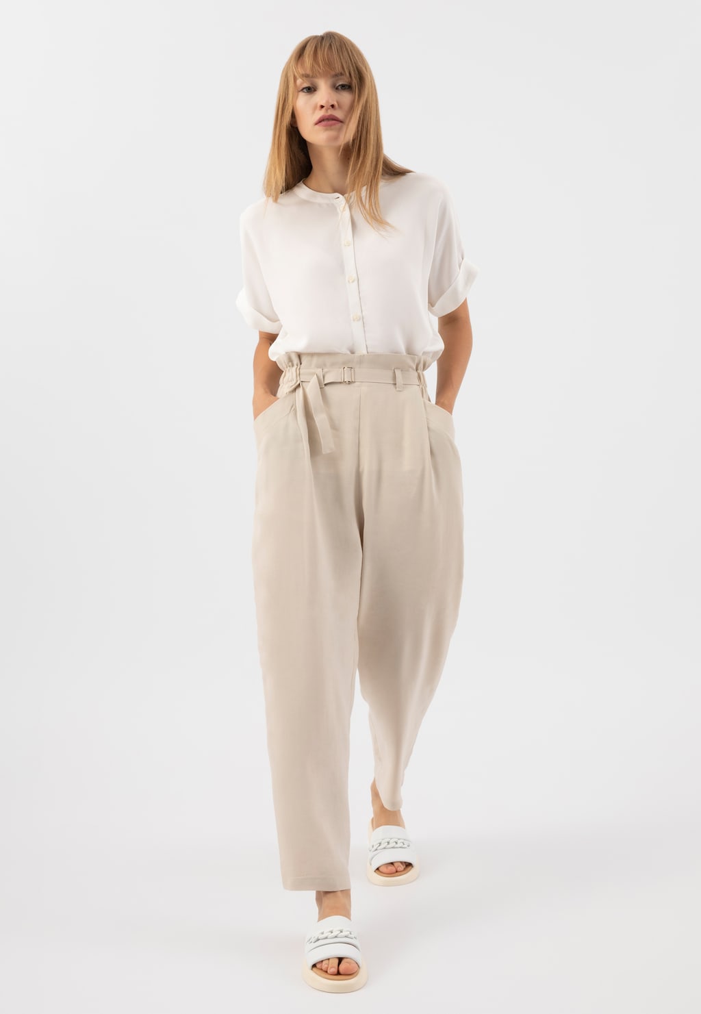 Białe klapki damskie z ozdobnym łańcuszkiem i beżową podeszwą 74084-59 Widok 1