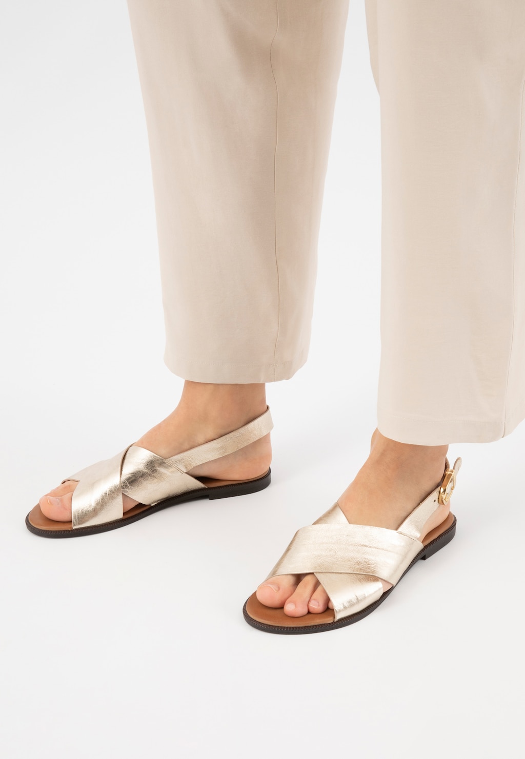 Na hektické pracovné dni iba zlaté letné sandále 76071-58 Widok 7