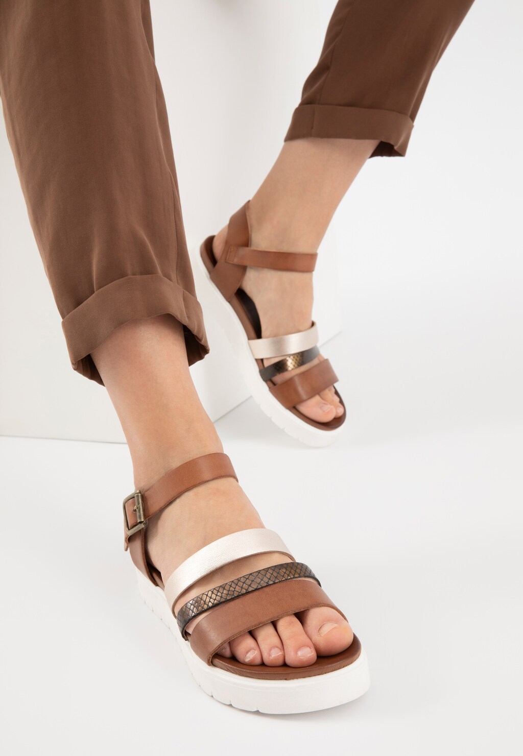 Objavte krásu ležérnosti v kožených letných sandáloch 76092-53 Widok 8