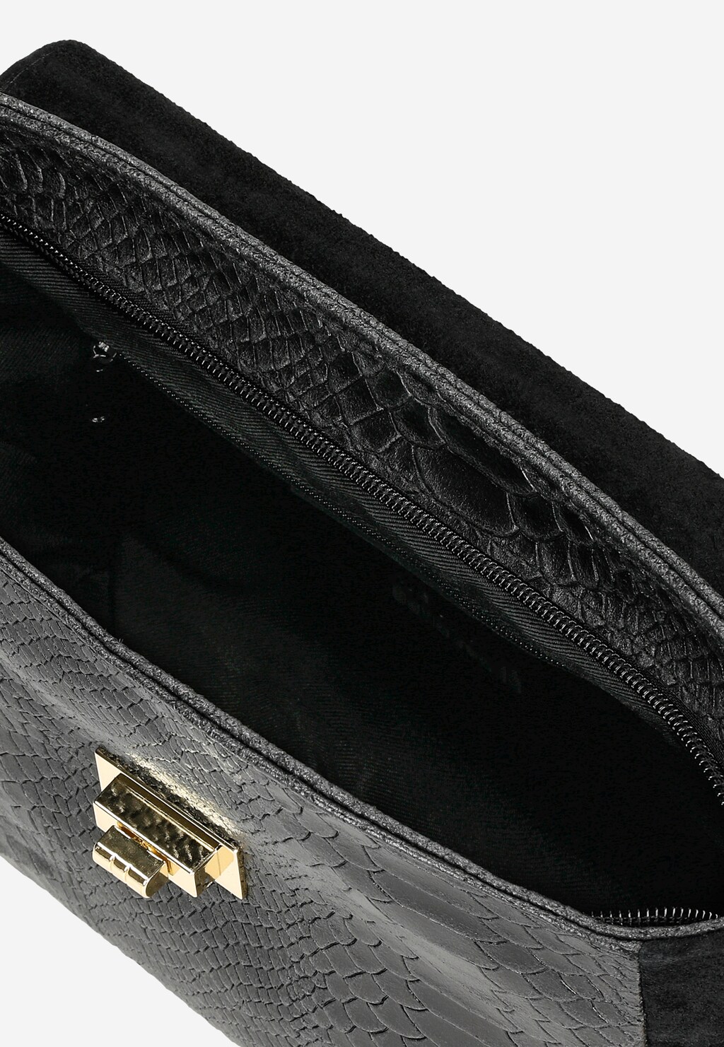 Czarna torebka Wojas model 80157-71 z teksturą skóry krokodyla, widok wnętrza z zamkiem błyskawicznym i złotym zapięciem na froncie, eleganckie wykończenie.