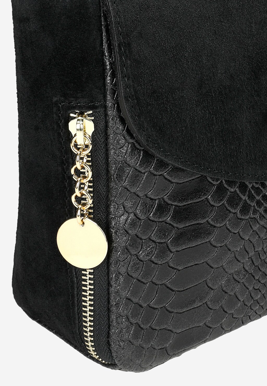 Elegancka czarna torebka damska Wojas model 80157-71 z teksturą skóry krokodyla, złotymi dodatkami, zapięciem na klapę i ozdobnym chwostem na zamku.