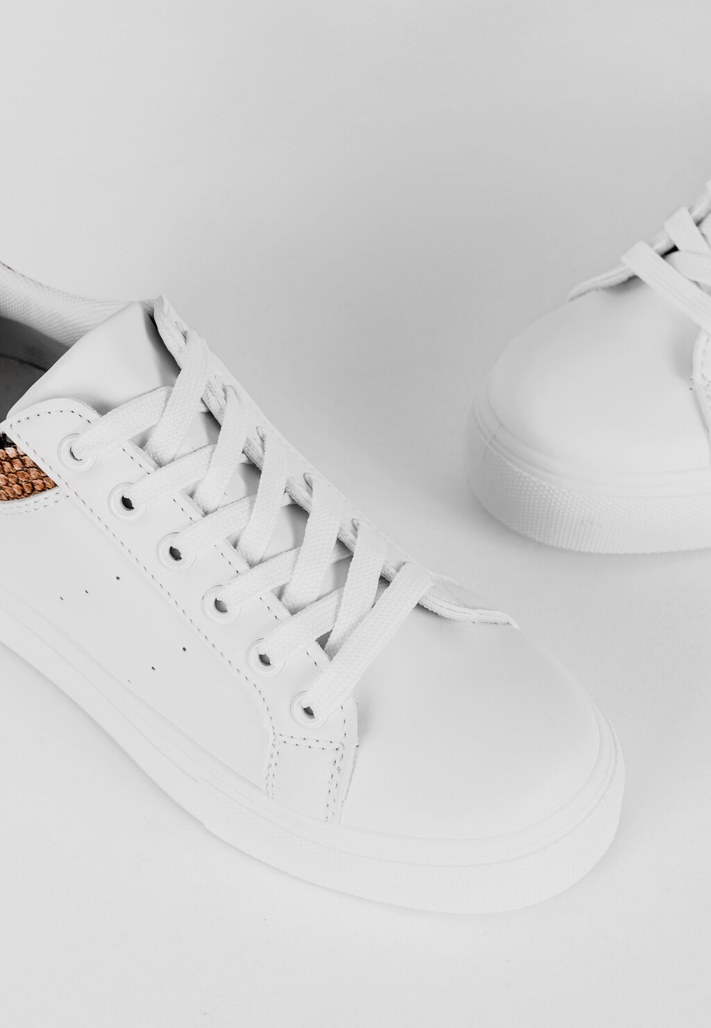 WJS białe sneakersy damskie ze wstawką ze zwierzęcym motywem WJS64074-59 Widok 3