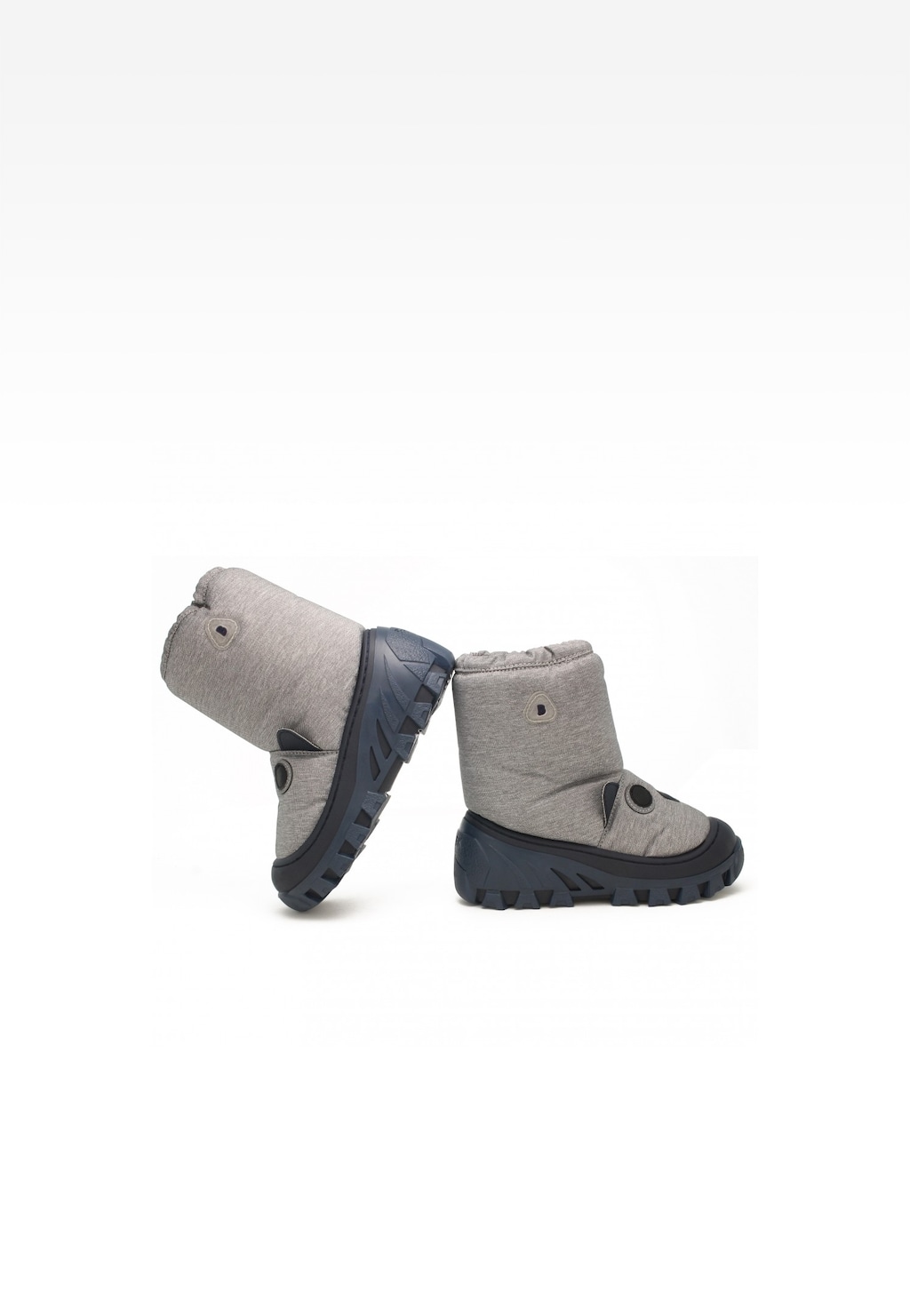 Szare śniegowce Bartek 14565005 dla chłopców z materiałową cholewką, czarną podeszwą i elementami ozdobnymi, widok z boku, para butów zimowych.