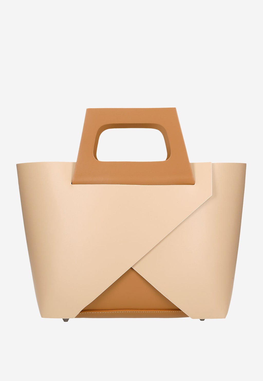 Elegancki beżowy kuferek Wojas 80322-54 z brązowym uchwytem i elementami dekoracyjnymi, o geometrycznym kształcie z charakterystycznym zakładanym przodem.