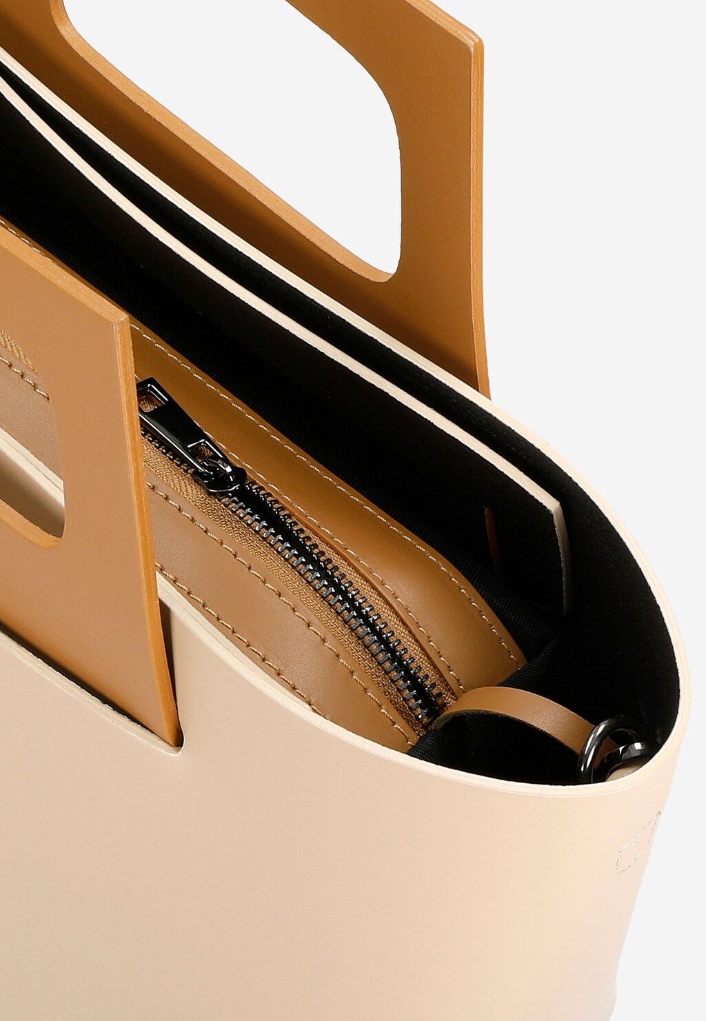 Beżowy skórzany kuferek Wojas z brązowymi elementami, zbliżenie na metalowy zamek błyskawiczny i wnętrze torby model 80322-54.