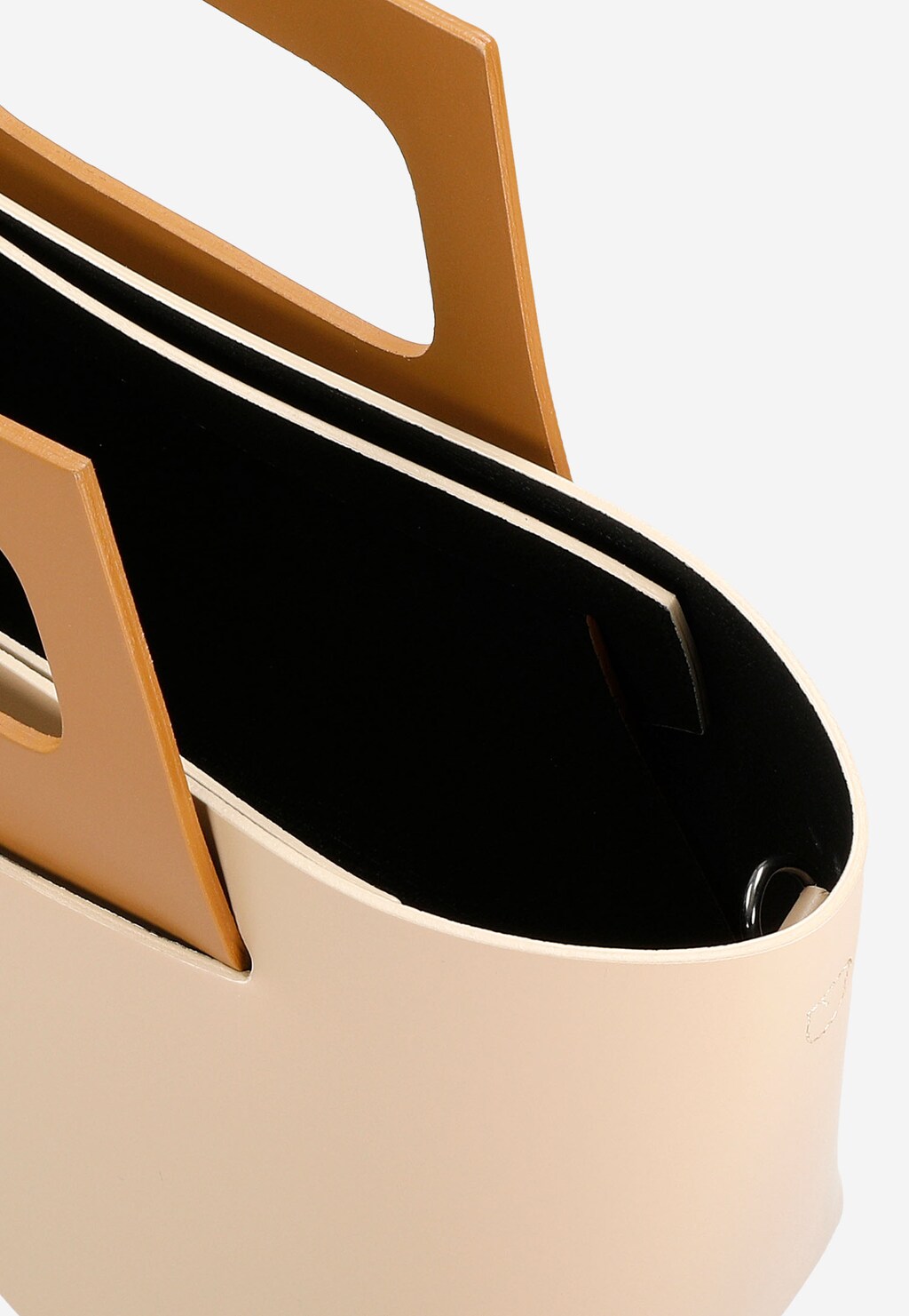 Beżowy skórzany kuferek Wojas model 80322-54 z charakterystycznymi brązowymi uchwytami i czarnym wnętrzem, ukazany w zbliżeniu z góry.