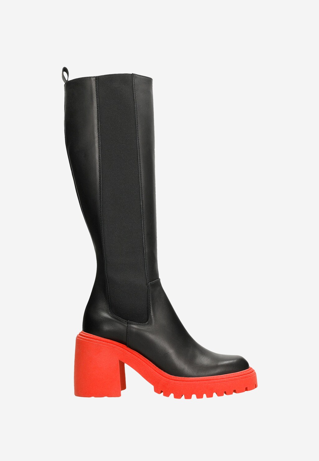Czarne kozaki sztyblety Wojas model 71110-51 z elastycznymi wstawkami po bokach i charakterystyczną czerwoną podeszwą oraz obcasem, widok z boku.