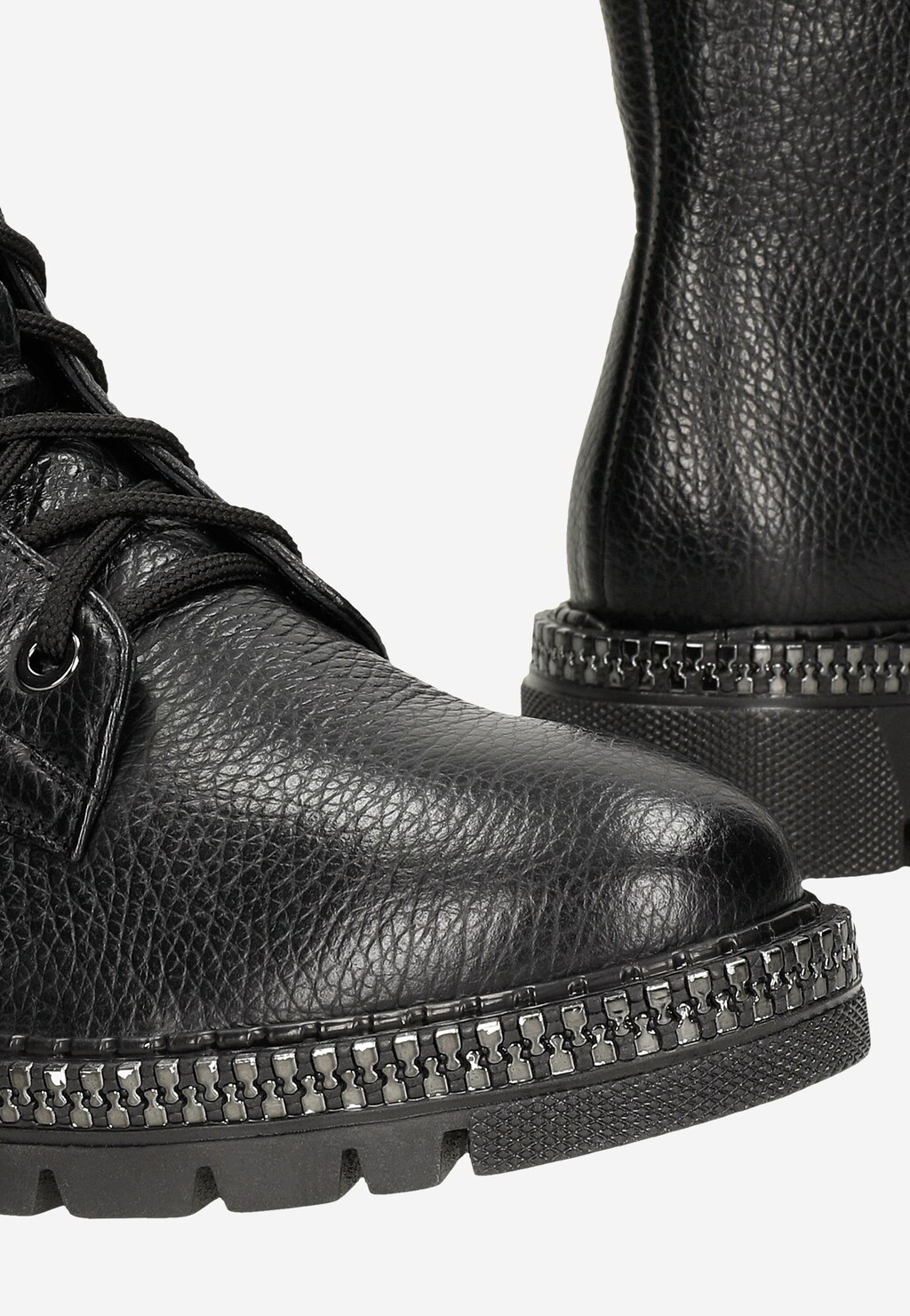 Czarne skórzane trzewiki damskie Wojas 64098-51 nad kostkę z ozdobnym obszyciem podeszwy, widocznym sznurowaniem i masywną podeszwą o bieżnikowanym spodzie.