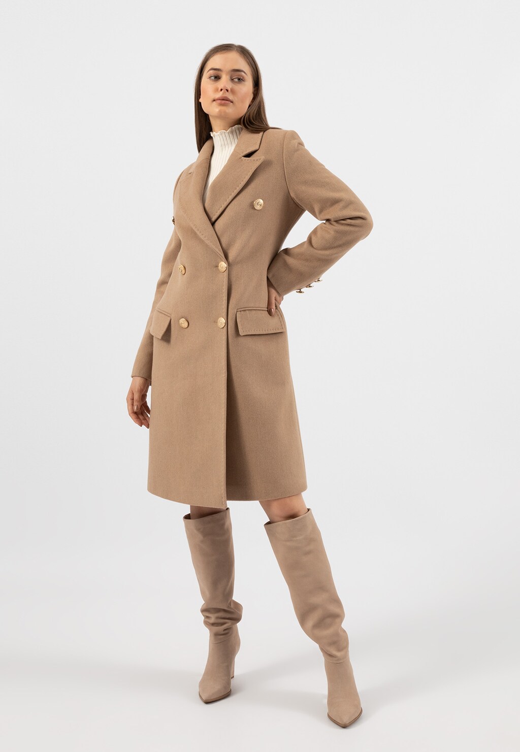 RELAKS elegancki beżowy płaszcz damski ze złotymi guzikami R99005-44 Widok 3