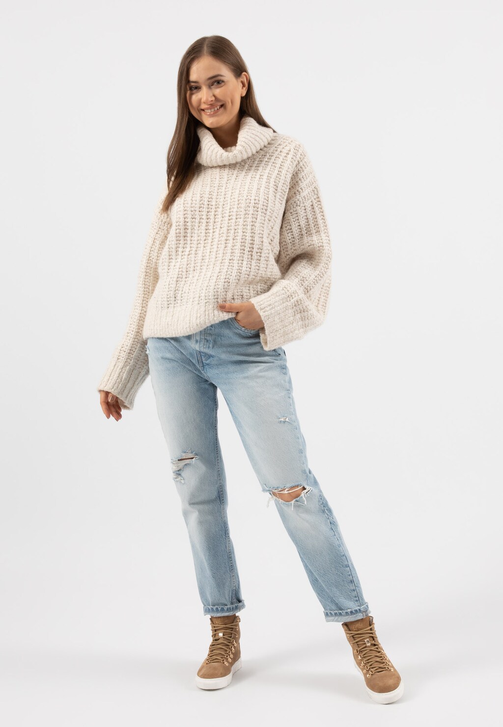 Kobieta w beżowym swetrze i jasnych jeansach prezentująca beżowo-złote trzewiki damskie RELAKS model R64006-64 z ociepleniem, idealne na chłodniejsze dni.