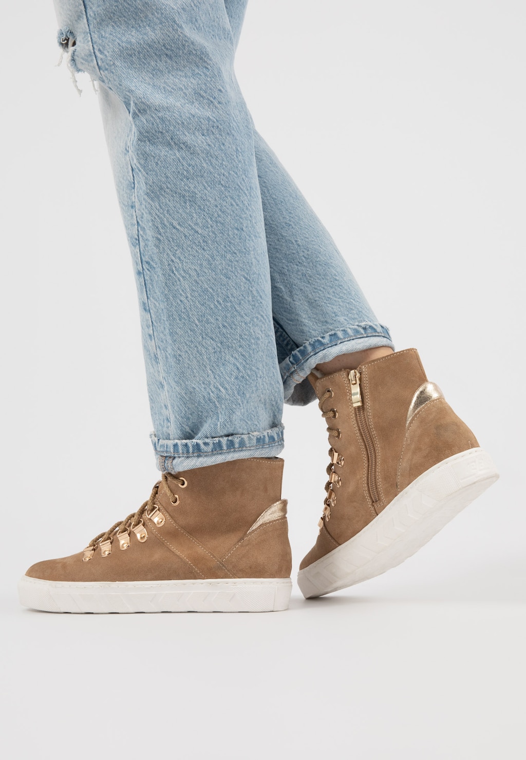 Trzewiki damskie RELAKS R64006-64 w kolorze beżowo-złotym z ociepleniem, prezentowane na nogach w jasnych jeansach, z bocznym zamkiem i białą podeszwą.