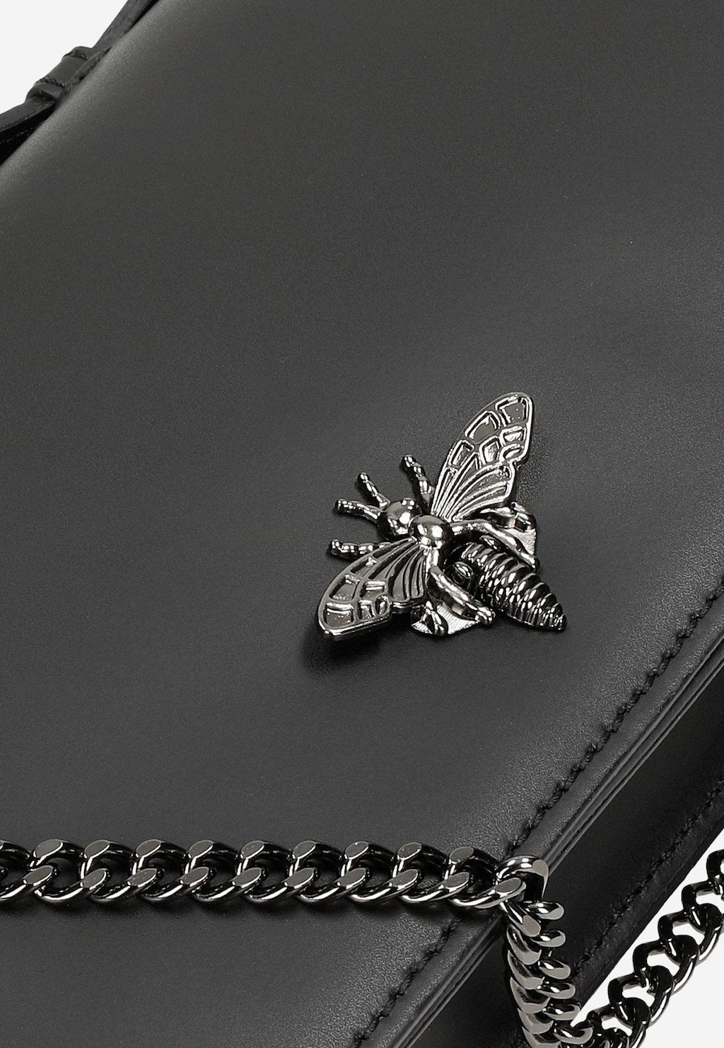 Černá dámská kabelka s ozdobným zapínáním ve tvaru hmyzu 80320-51 Widok 7