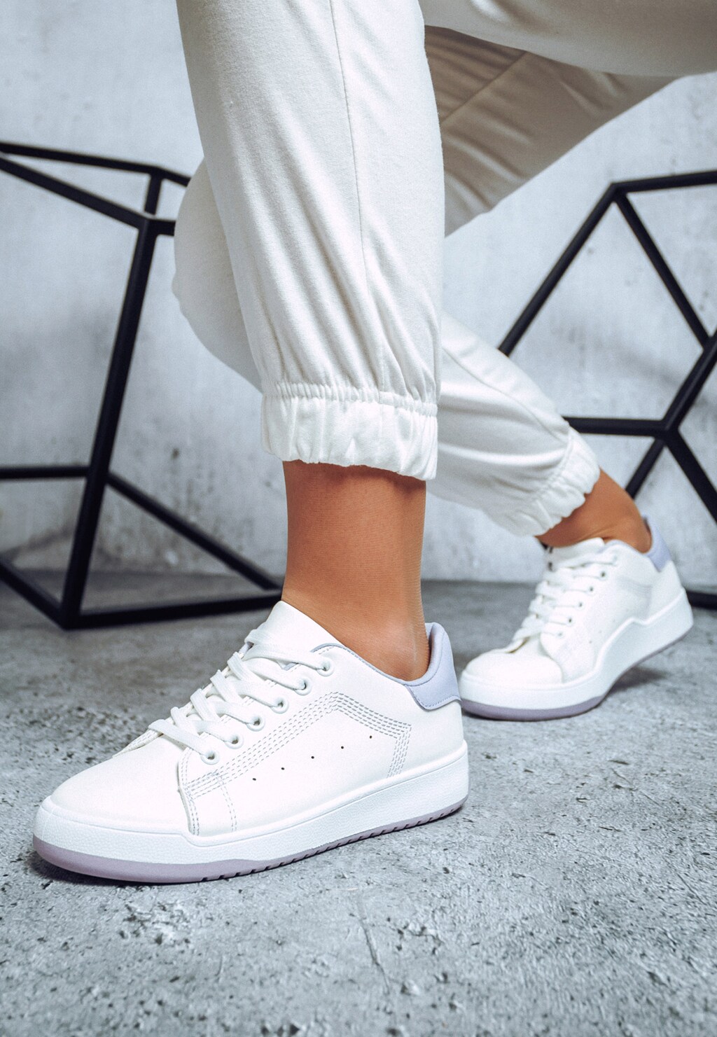 WJS białe sneakersy damskie z fioletowymi wstawkami WJS64071-56 Widok 1