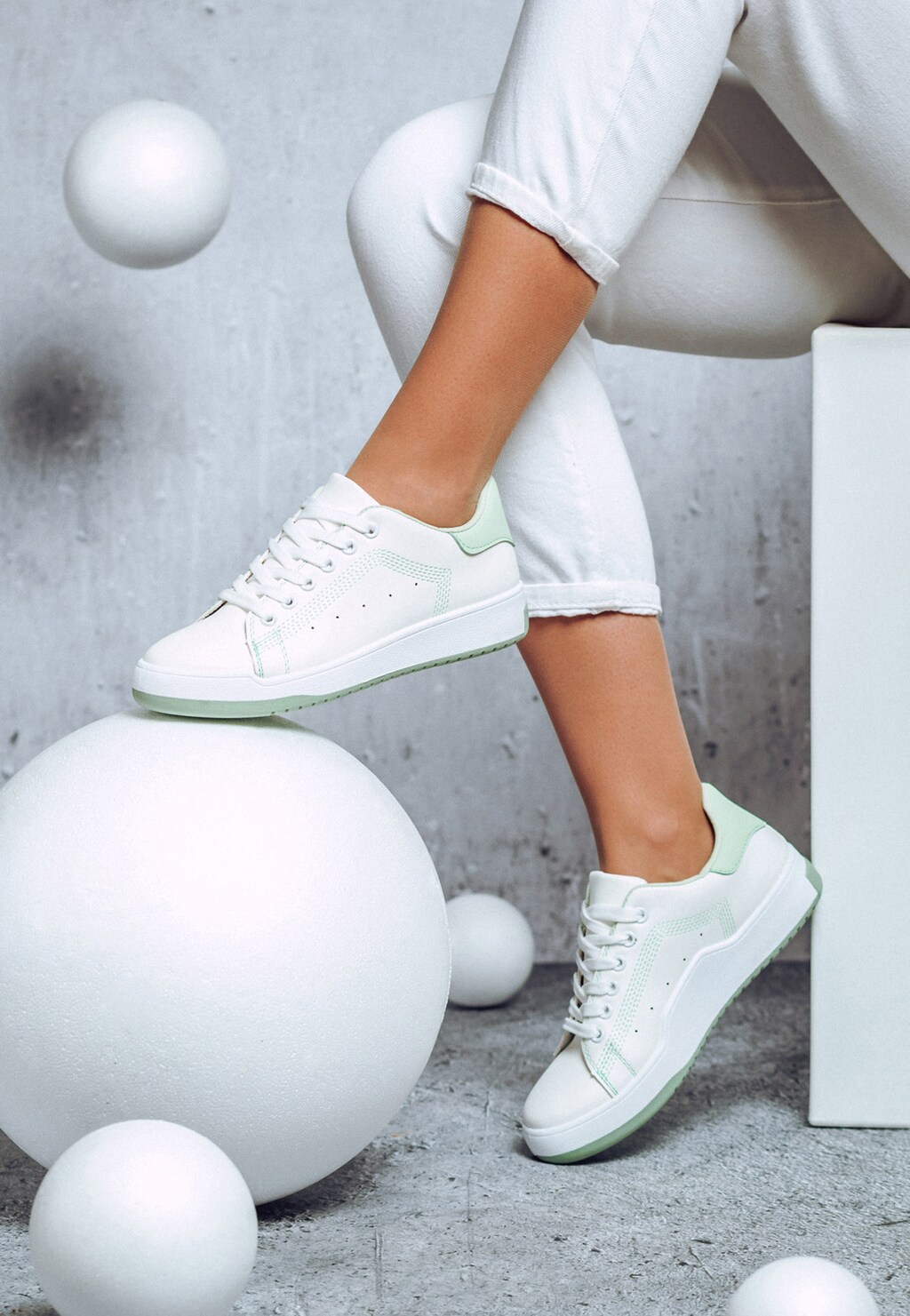 WJS białe sneakersy damskie z miętowymi akcentami WJS64071-57 Widok 1