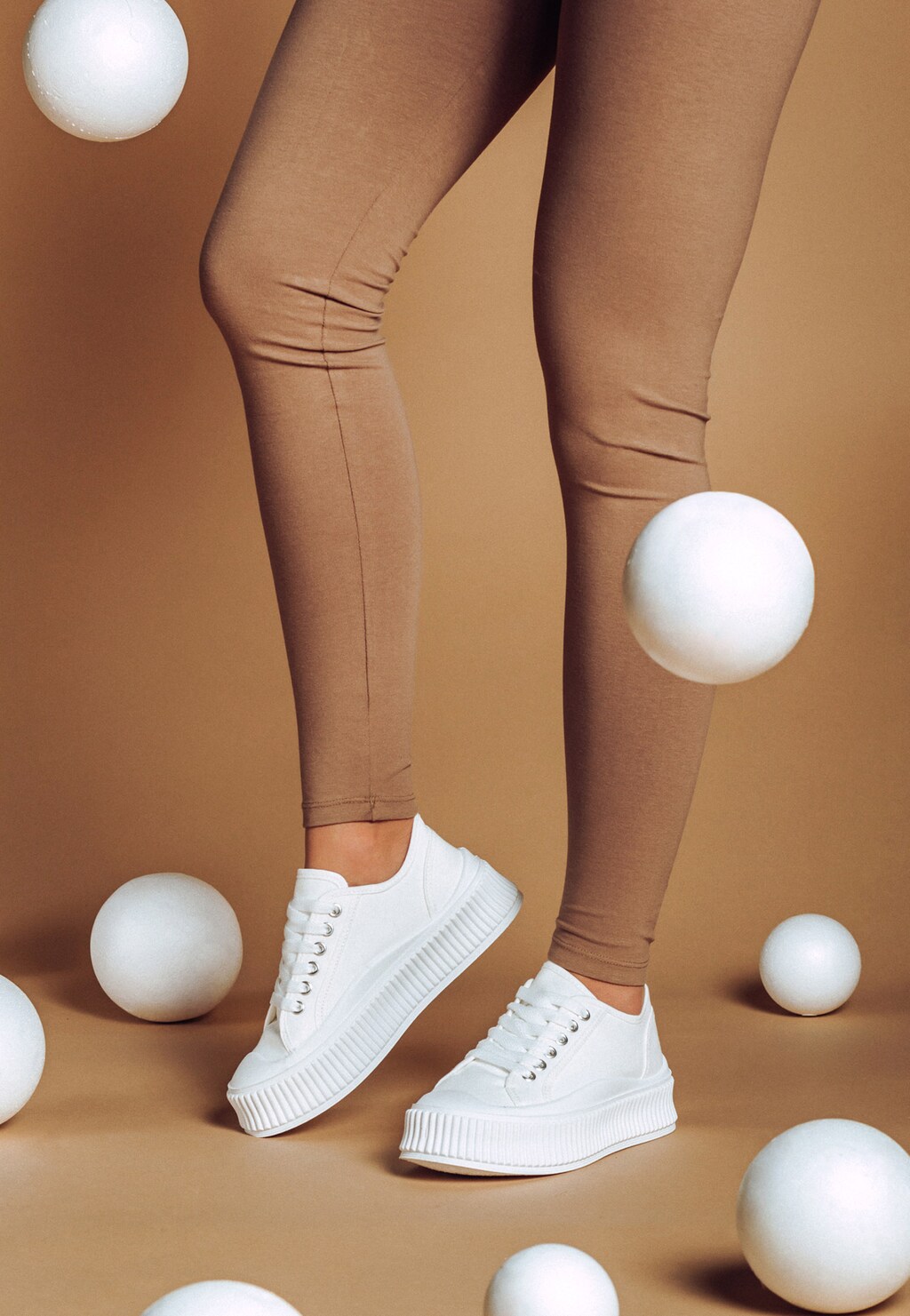 WJS białe sznurowane sneakersy damskie z karbowaną podeszwą WJS64072-19 Widok 1