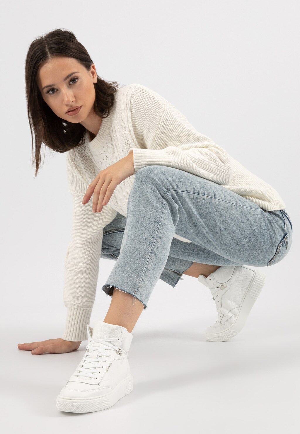 Dámske členkové topánky v športovom štýle z lícovej kože 64045-59 Widok 8