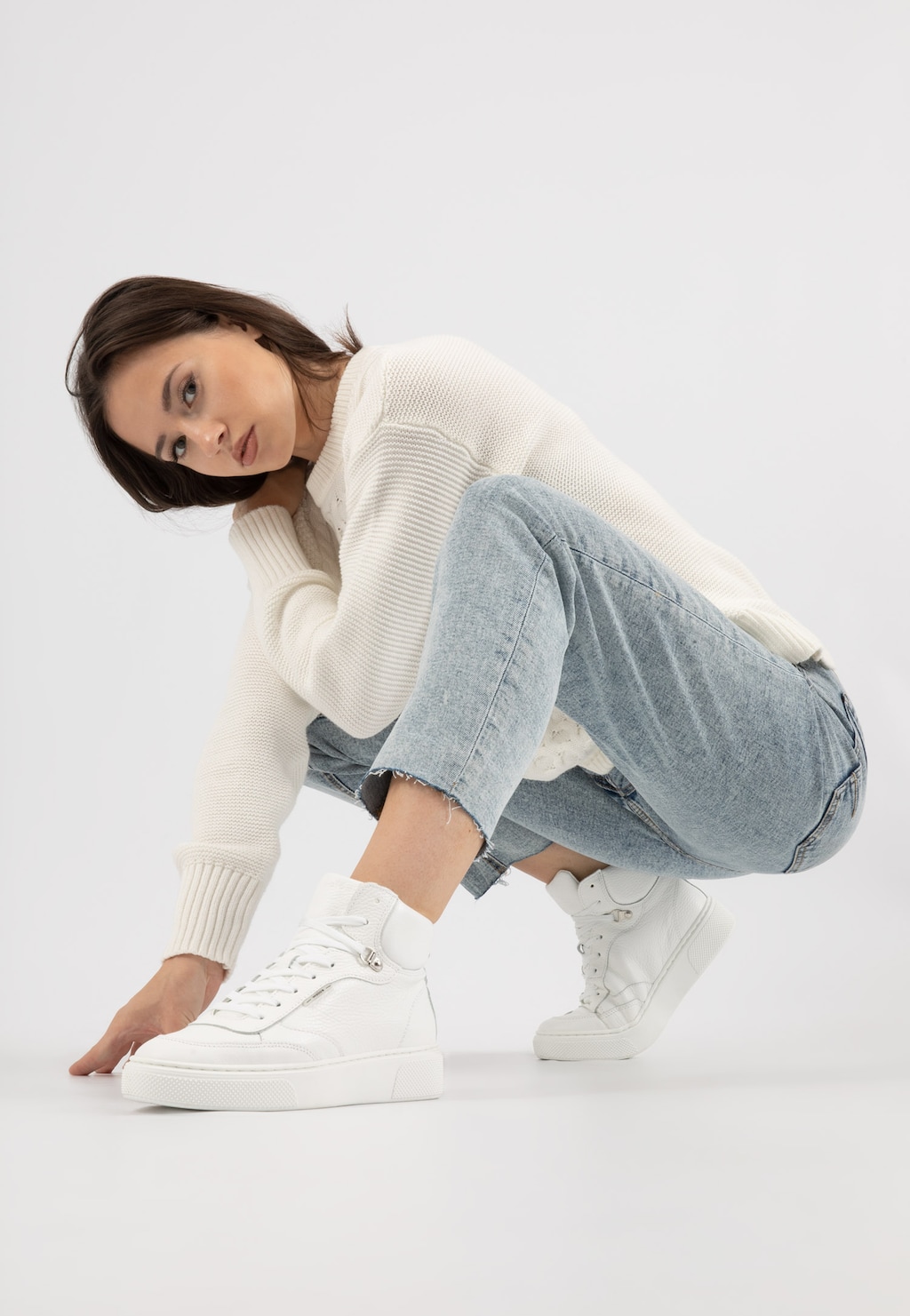 Dámske členkové topánky v športovom štýle z lícovej kože 64045-59 Widok 1