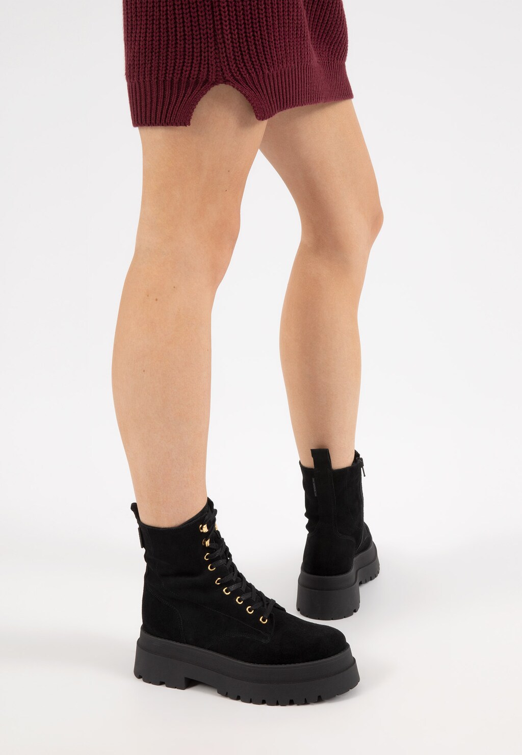 Czarne trzewiki damskie na masywnej podeszwie ze złotymi akcentami 64072-61 Widok 9