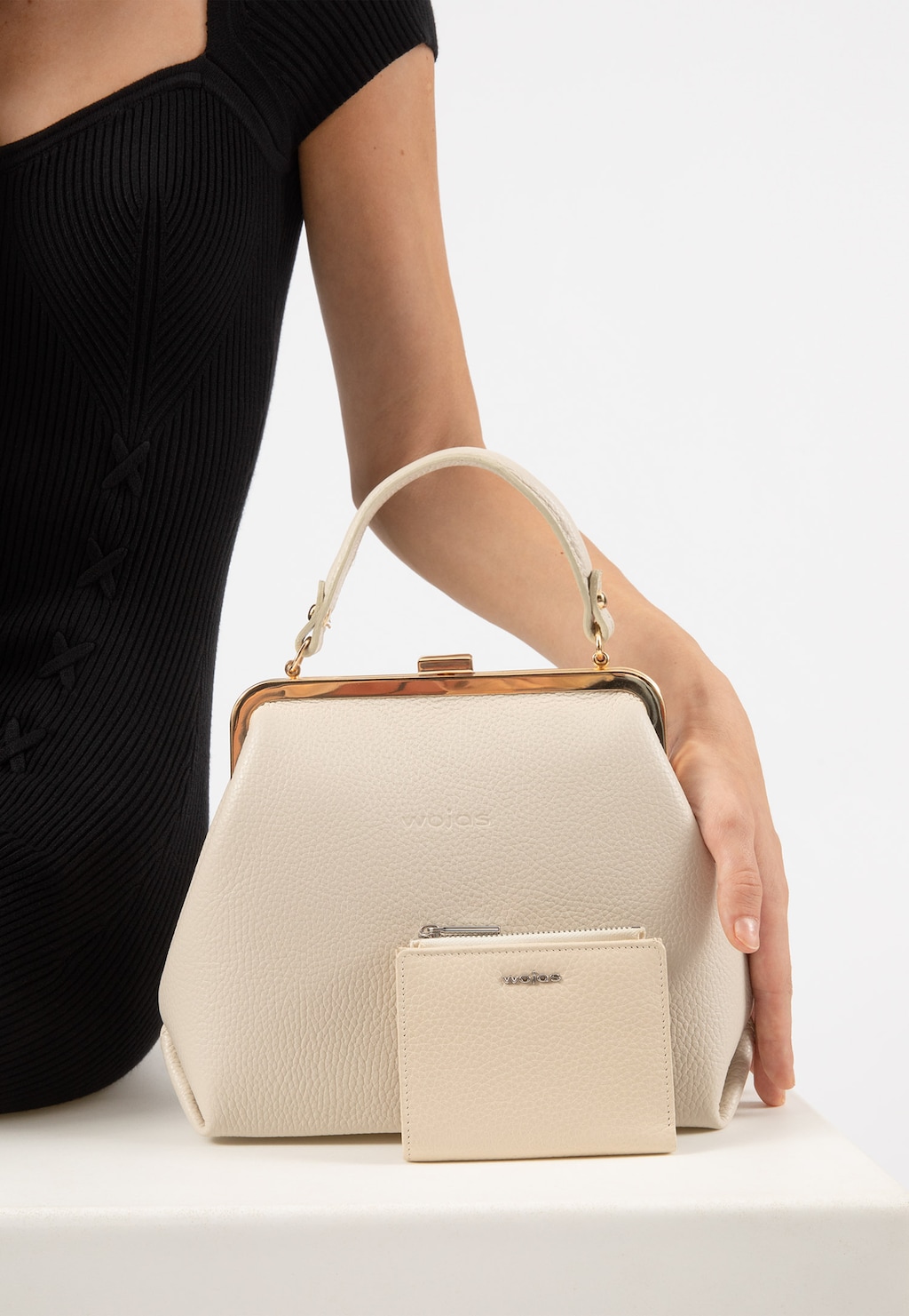 Beżowa torebka damska typu frame bag ze złotymi metalowymi elementami 80257-54 Widok 8