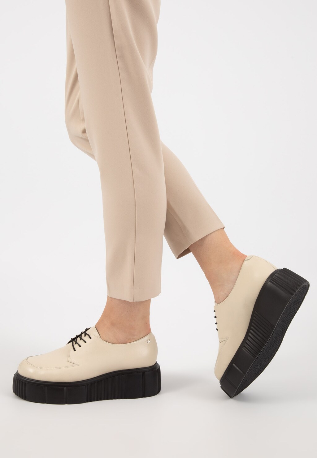 Beżowe skórzane creepersy damskie na czarnej podeszwie 46126-54 Widok 7