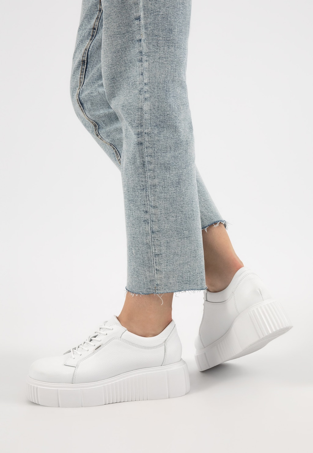 Štýlové dámske sneakersy z lícovej kože s hrubou podrážkou 46127-59 Widok 8