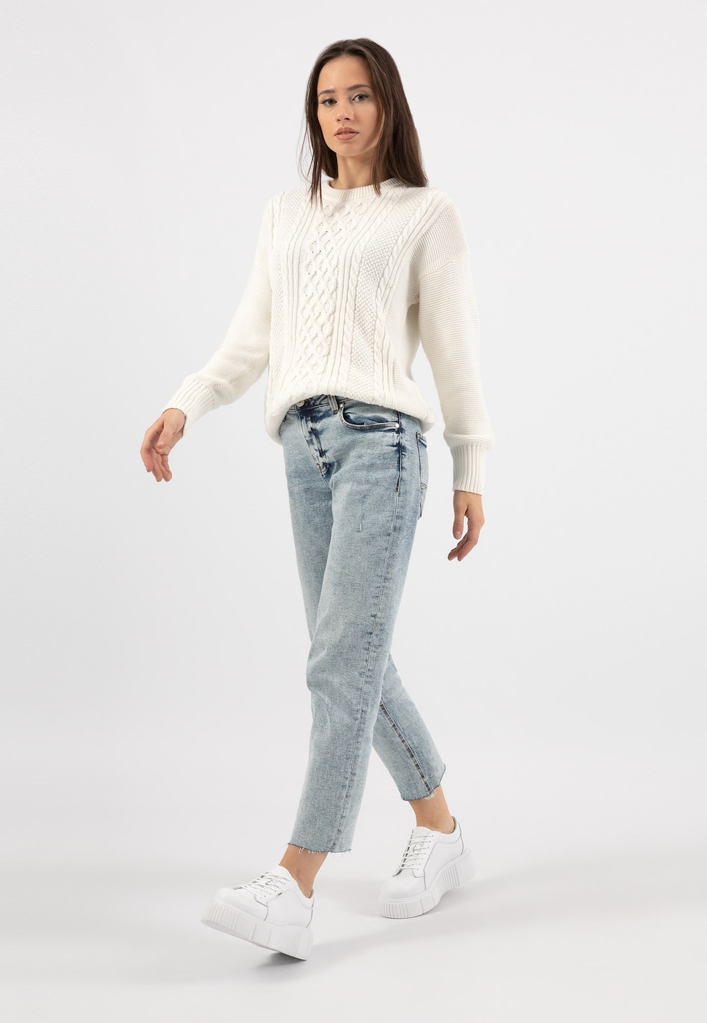 Štýlové dámske sneakersy z lícovej kože s hrubou podrážkou 46127-59 Widok 1