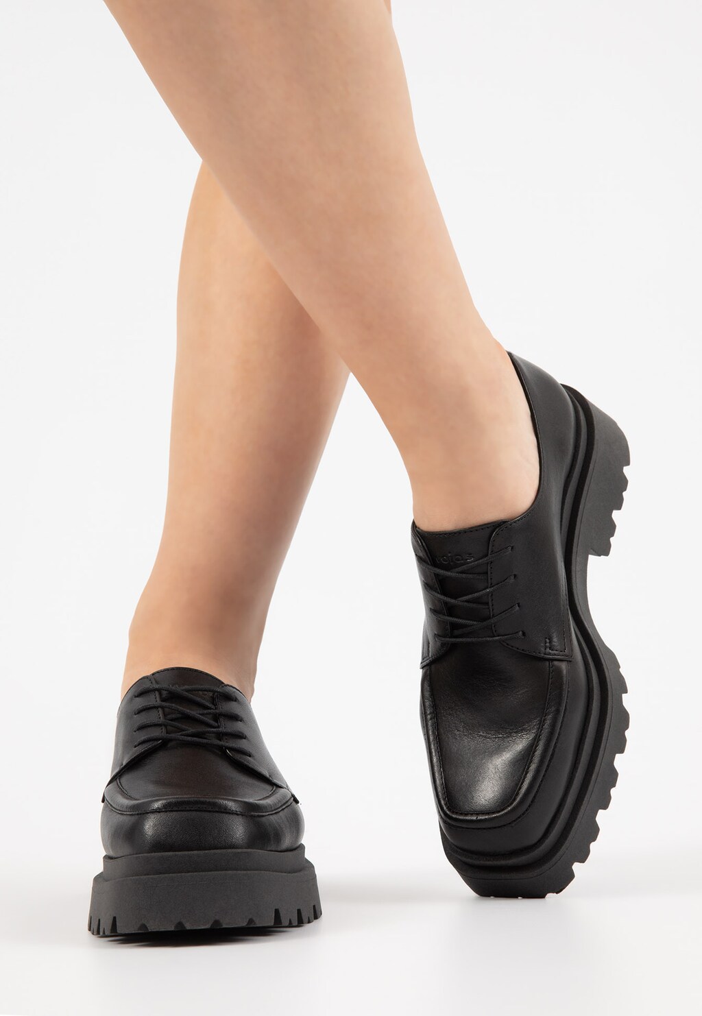 Czarne sznurowane półbuty damskie ze skóry licowej 46189-51 Widok 8