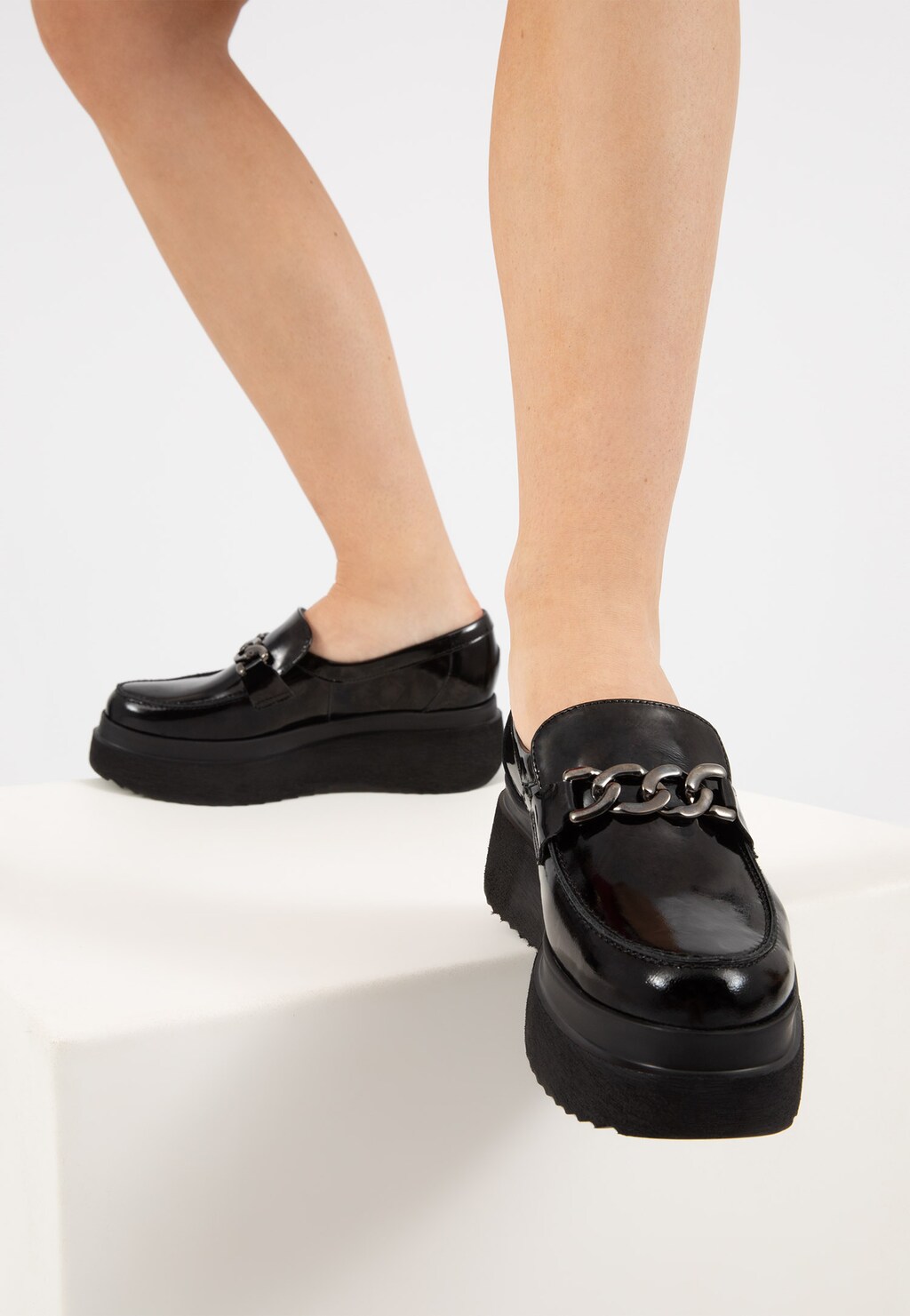 Nevšední černé lakované polobotky na platformě 46190-31 Widok 8